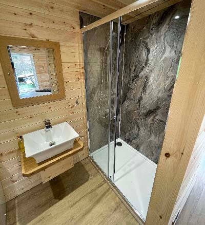 Glam lodge Shower